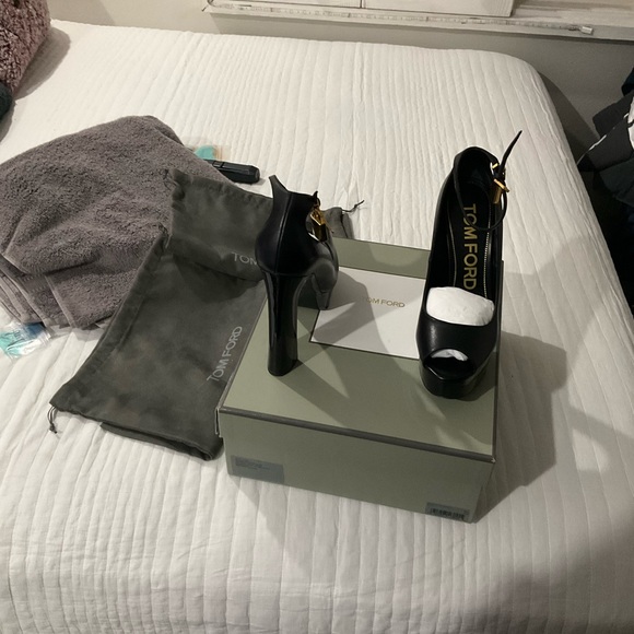 Tom Ford Leather Peep Toe Padlock Platform Pump $1890 Authentic Brand New - Picture 9 of 16